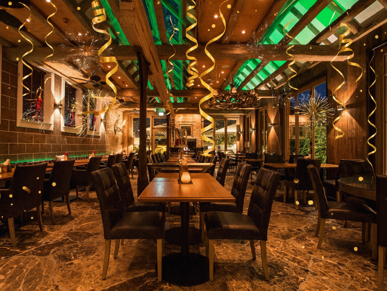 Gemütliches Restaurant mit festlicher Dekoration.