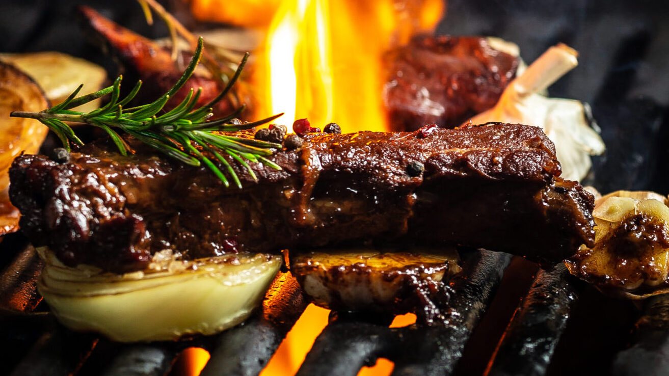 Gegrillte Rippchen mit Rosmarin und Zwiebeln