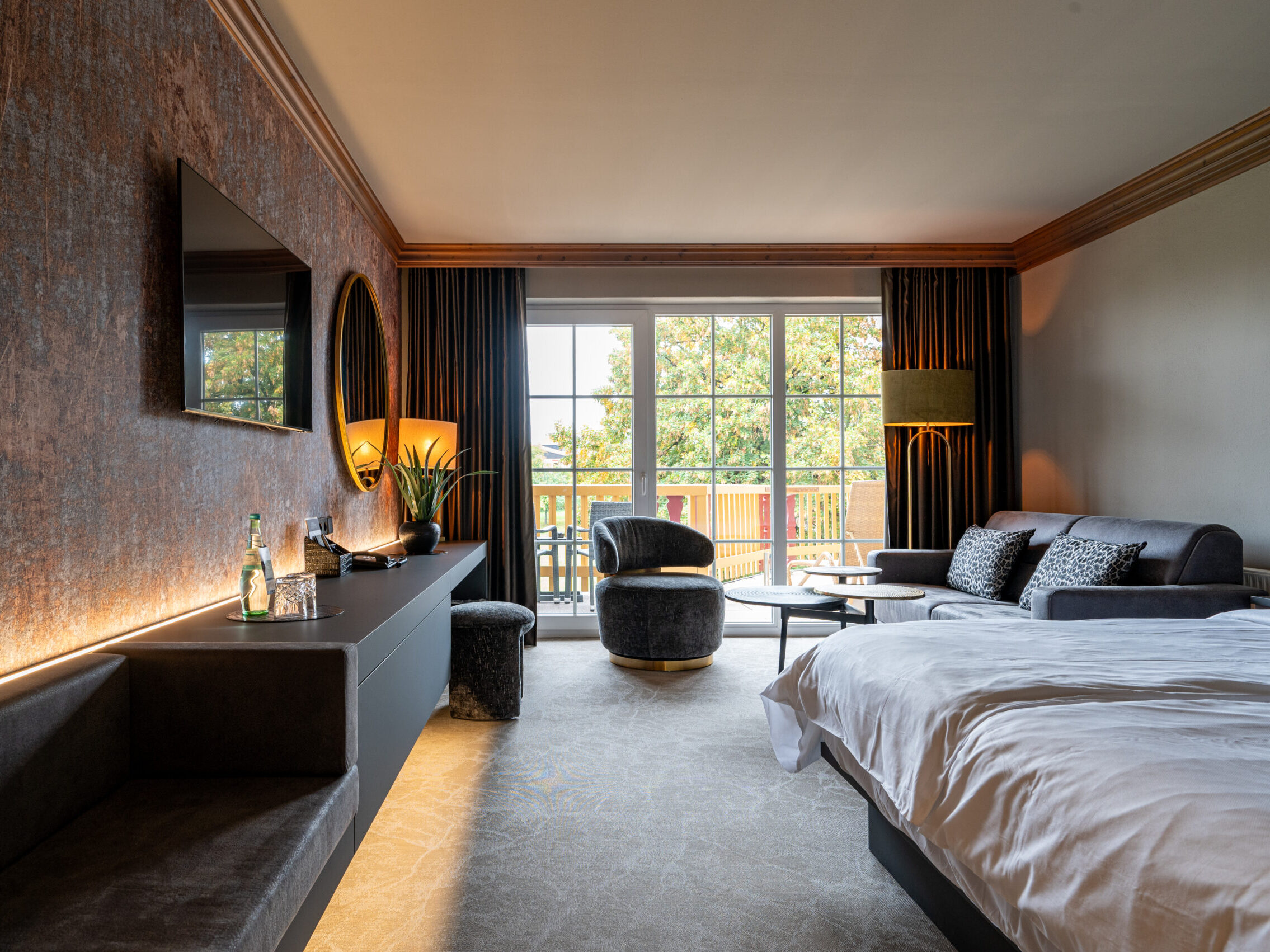 Modernes Hotelzimmer mit Balkon, gemütliche Einrichtung.