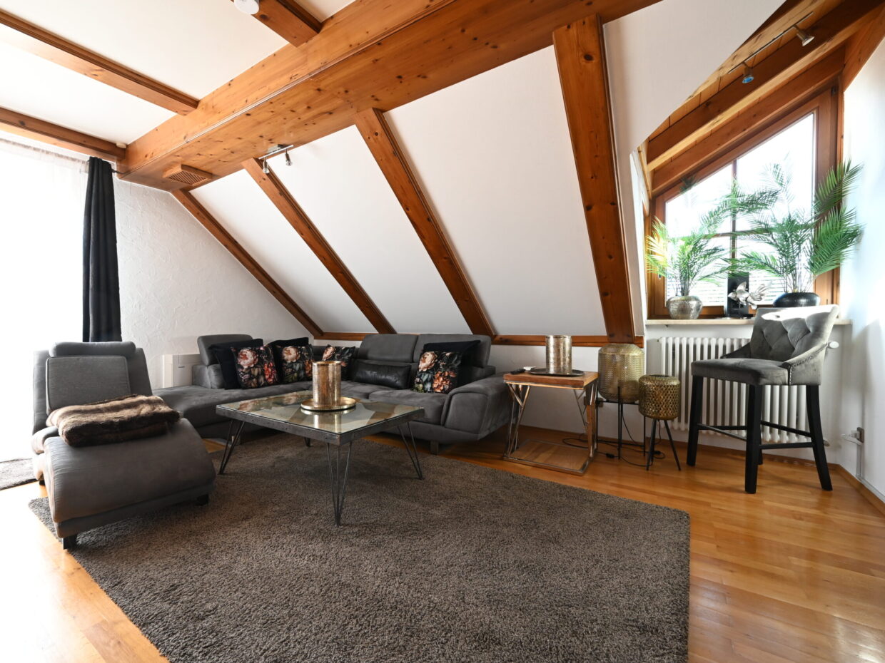 chalet kitzbuehel alpine loft meiser spa resort wohnzimmer bereich dekoriert nahe dinkelsbühl quer