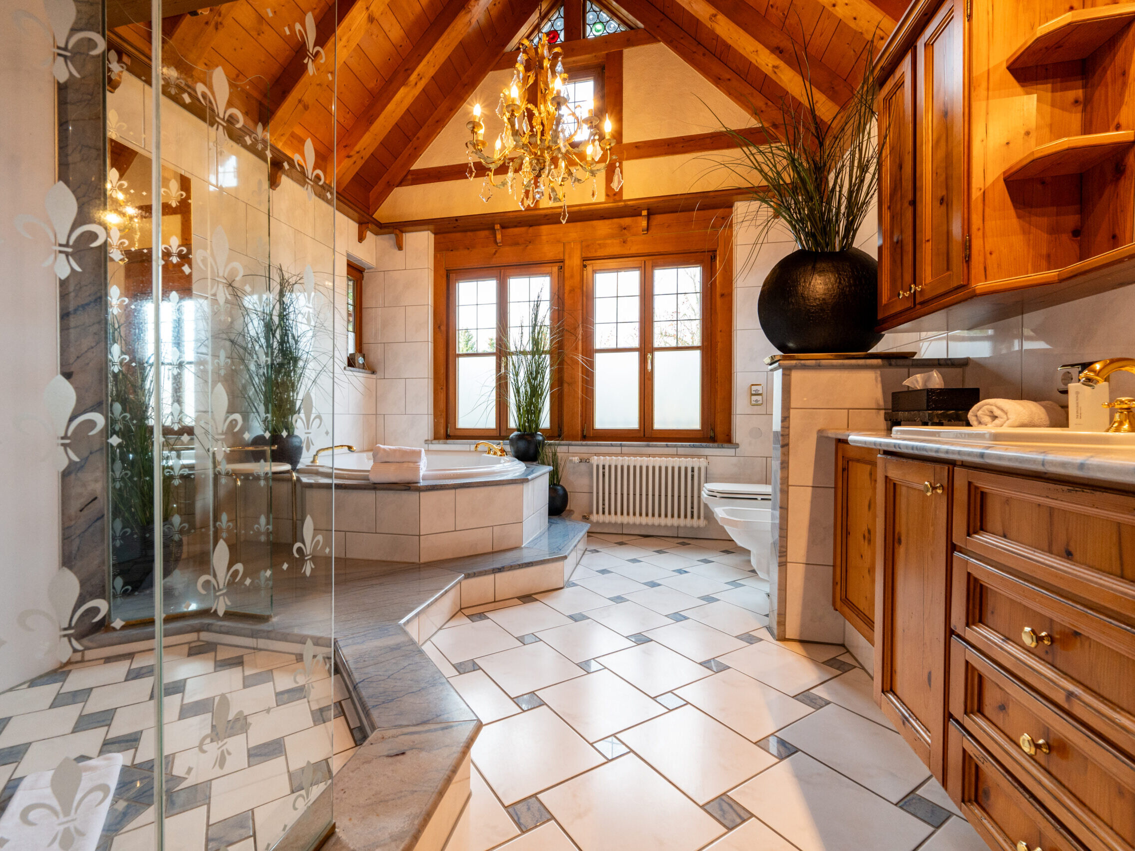 Luxuriöses Badezimmer mit Holzdekor und Whirlpool.