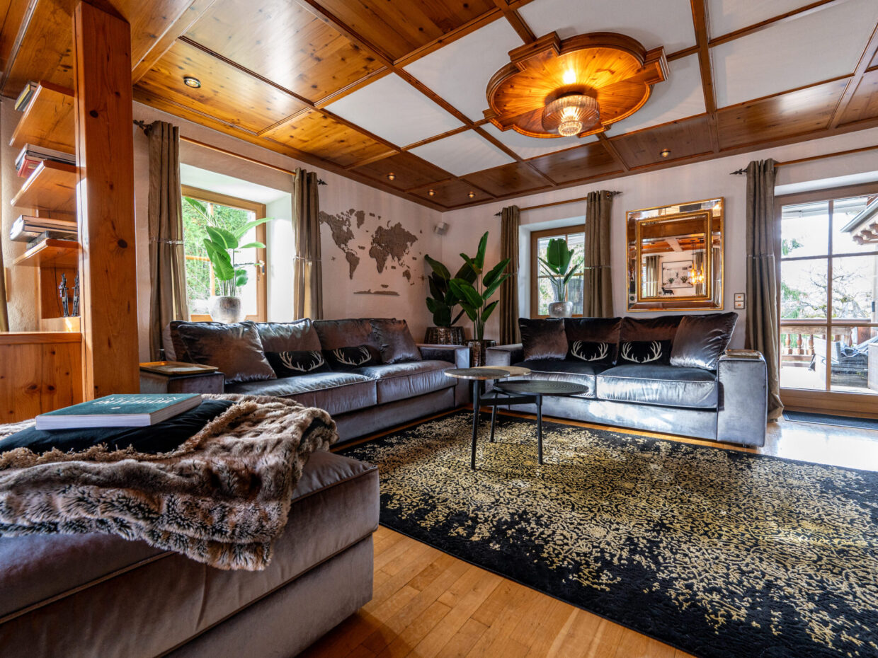 Spacious living room in the Chalet Kitzbühel Grand Lodge.
