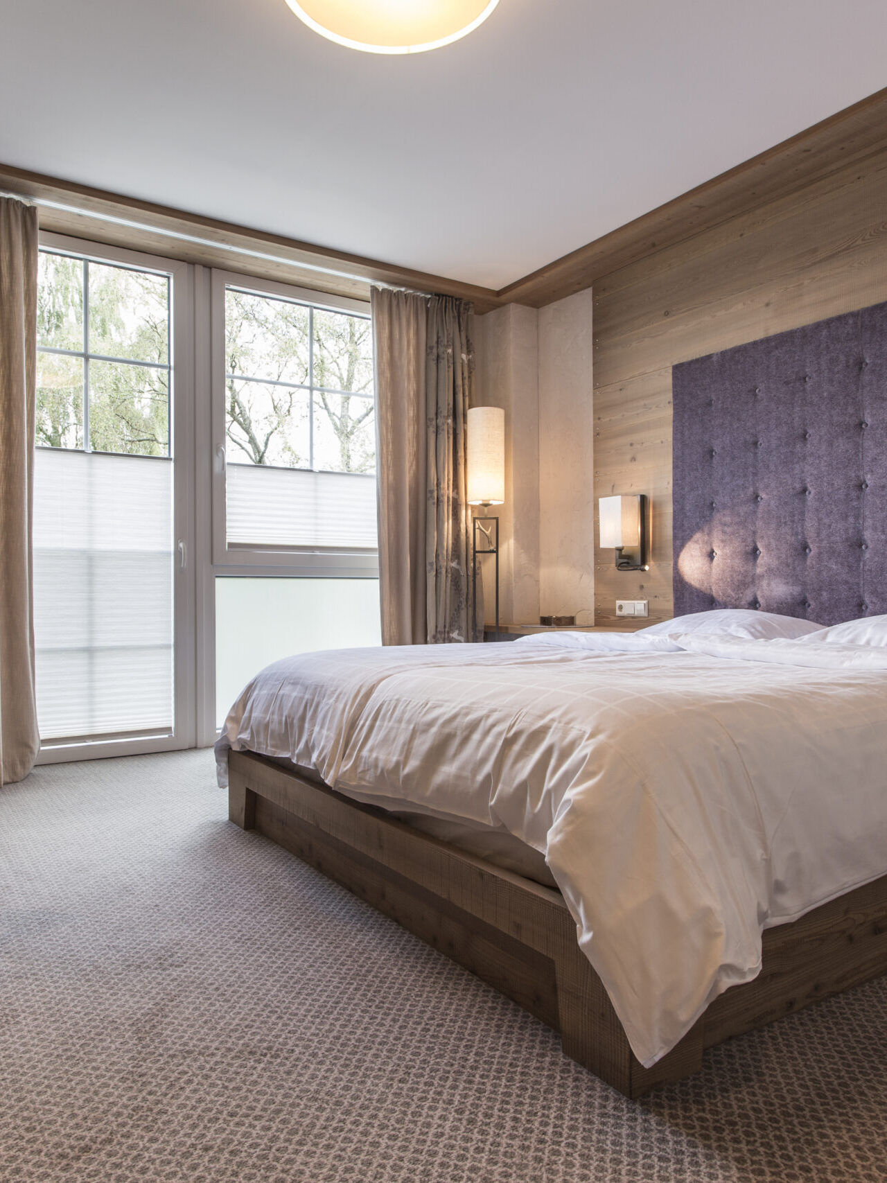 Comfort room in alpine style with large double bed near Dinkelsbühl