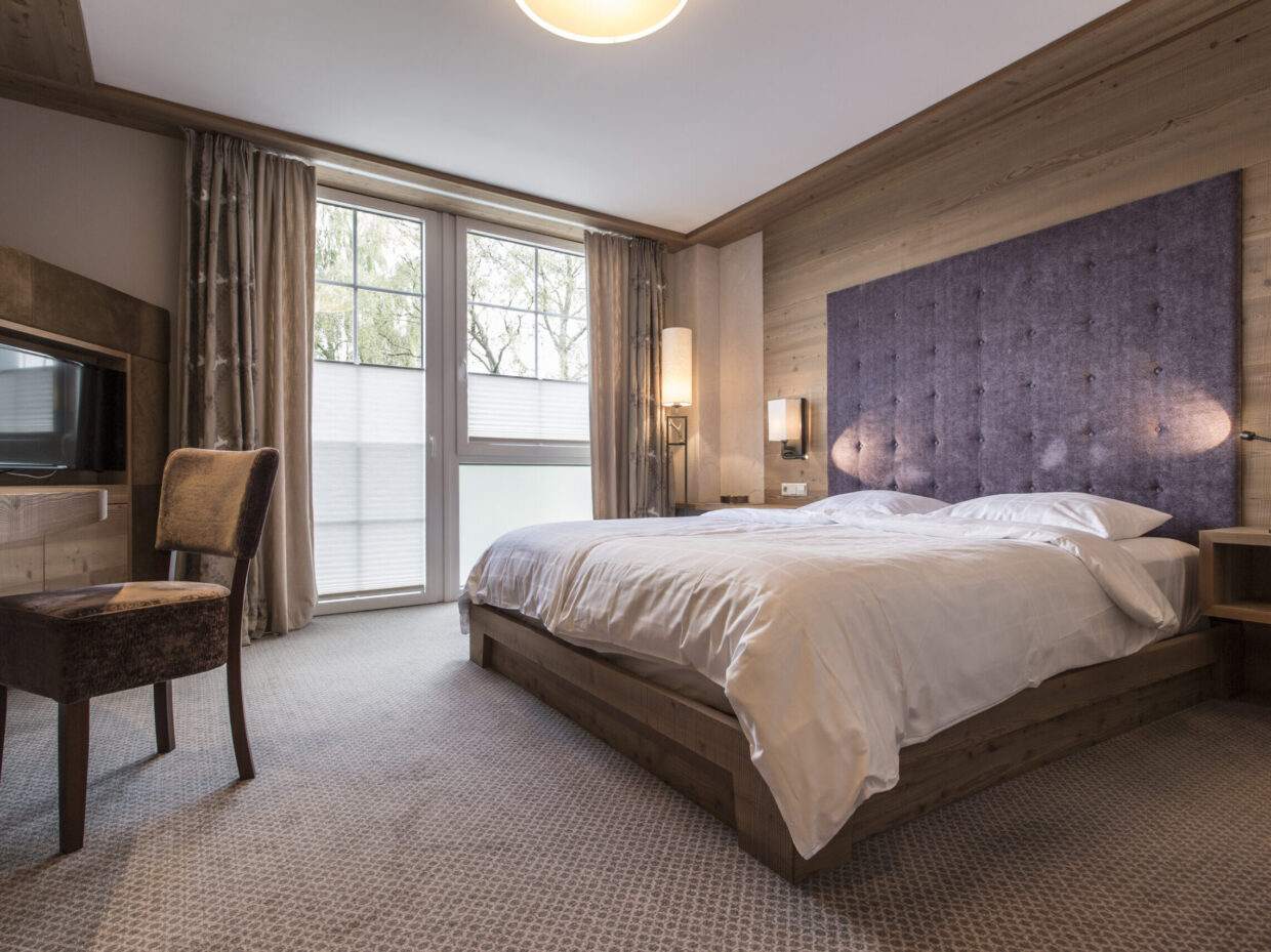 Comfort room in alpine style with large double bed near Dinkelsbühl