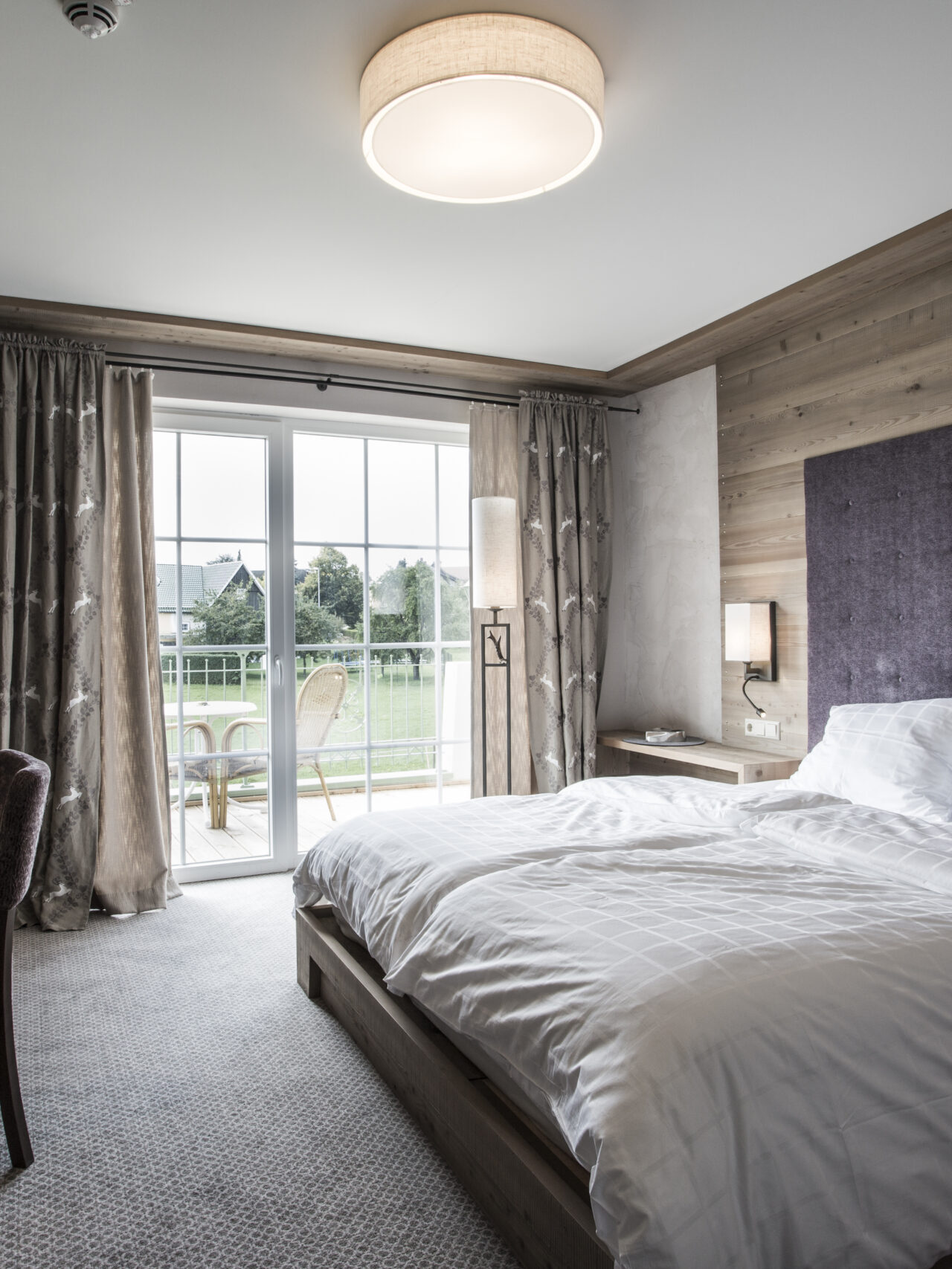 Alpine-style comfort room with double bed, balcony and view of nature at the Meiser SPA Resort near Dinkelsbühl