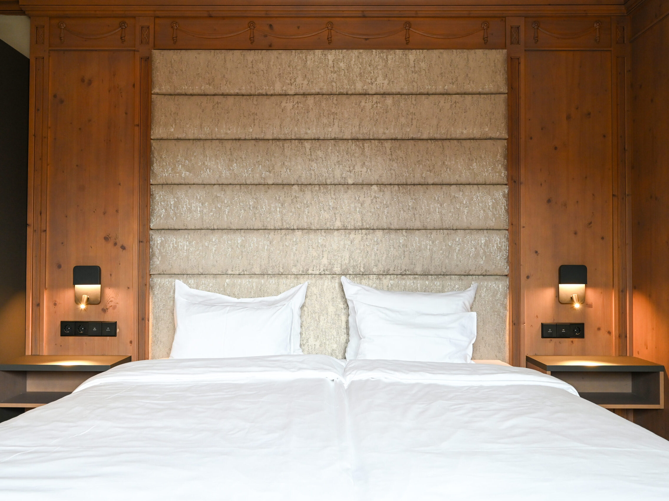 Elegantes Hotelzimmer mit Doppelbett und Lampen