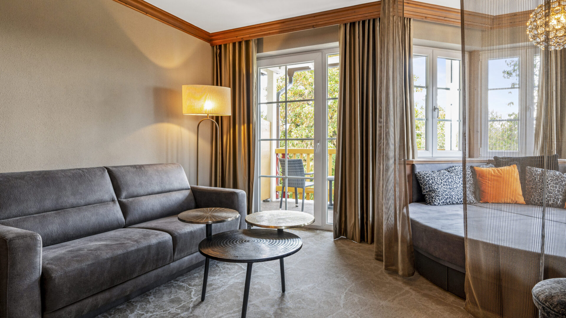 Modernes Wohnzimmer mit Sofa und Balkonzugang.