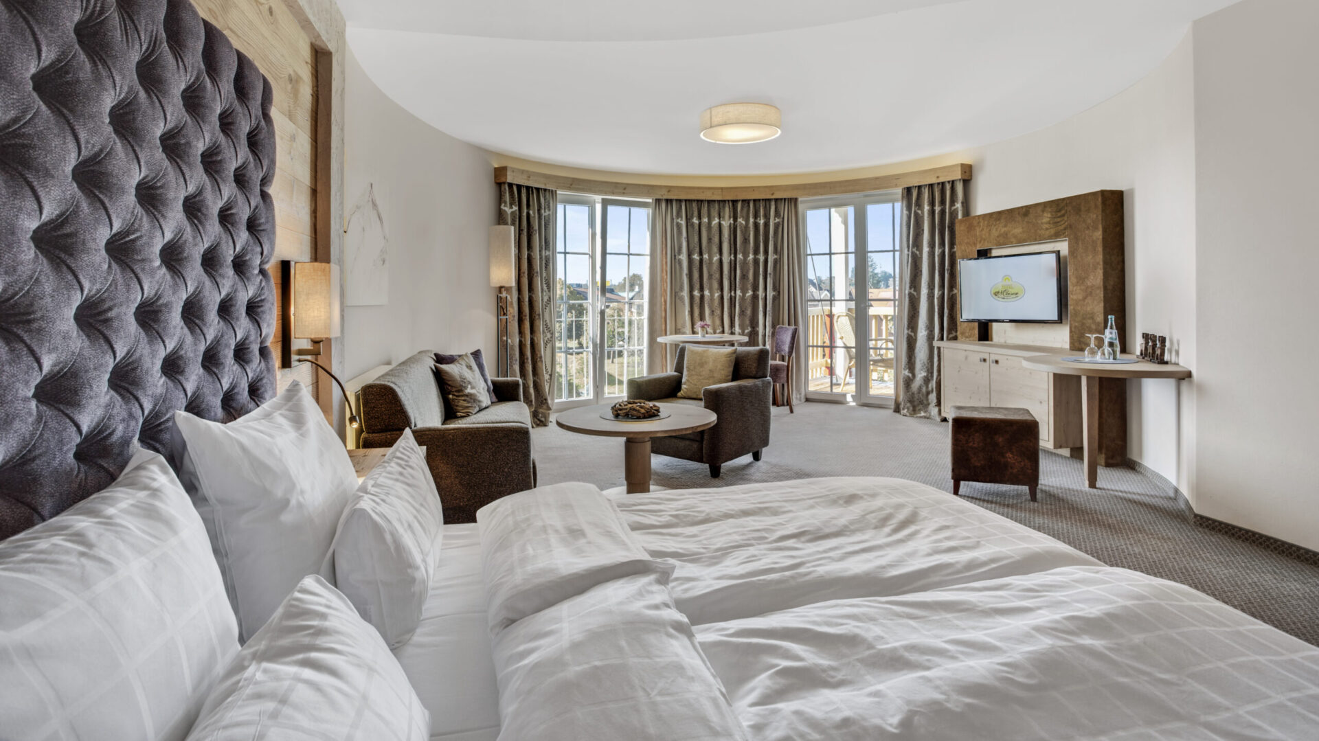 Luxuriöses Hotelzimmer mit Balkonansicht