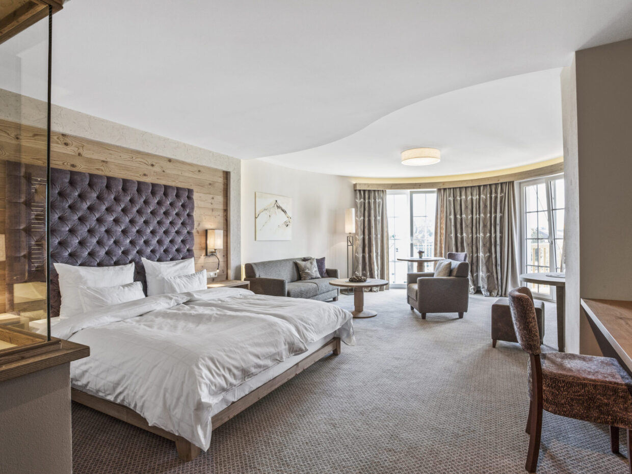 Geräumiges Hotelzimmer mit moderner Einrichtung und Aussicht.