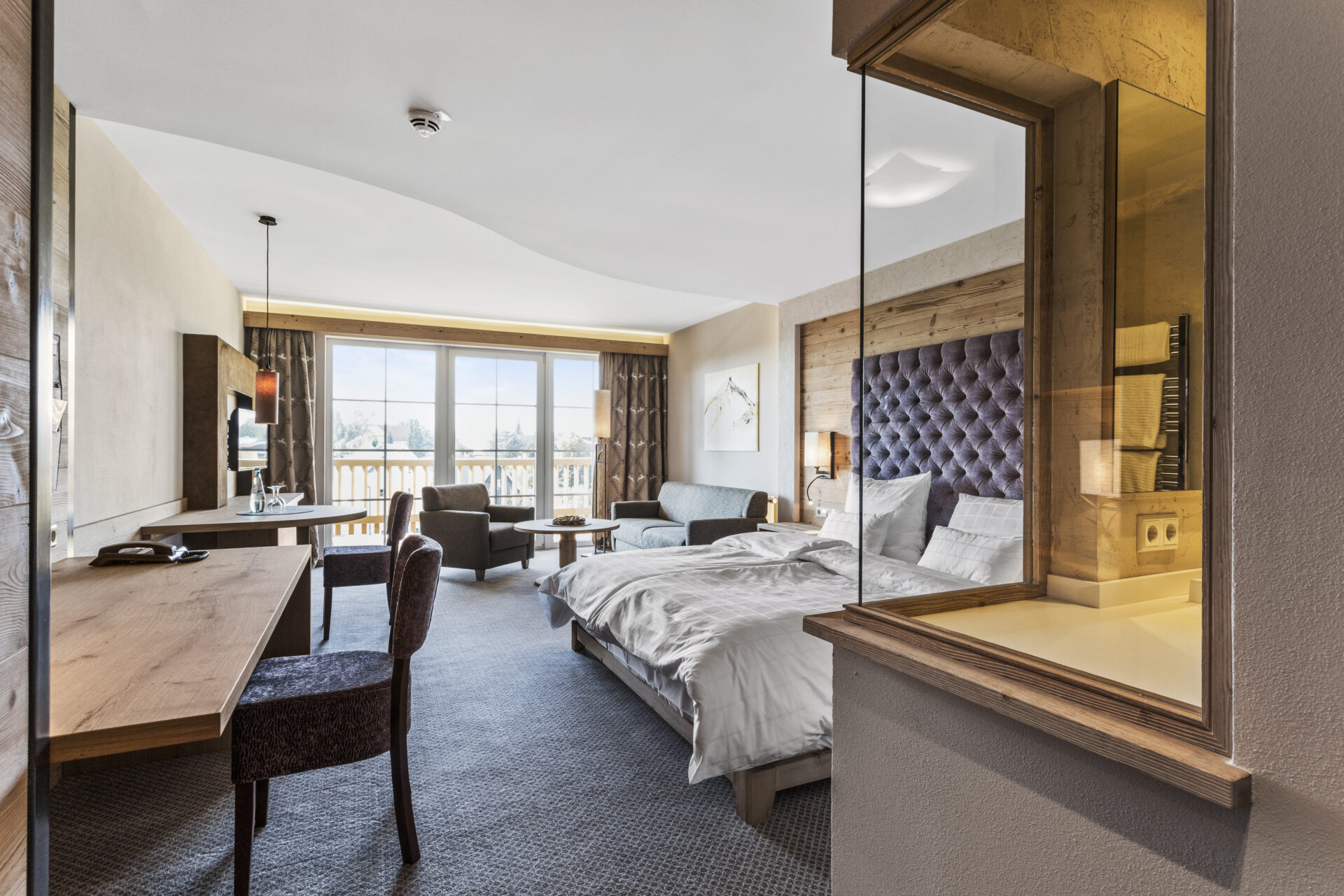 Modernes Hotelzimmer mit Ausblick und Balkon