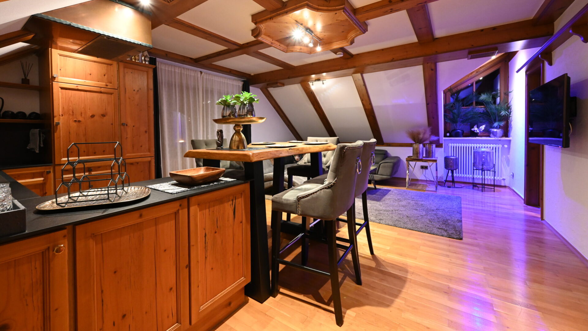 meiser chalet kitzbuehl alpine loft wohn und essbereich nahe dinkelsbuehl hero
