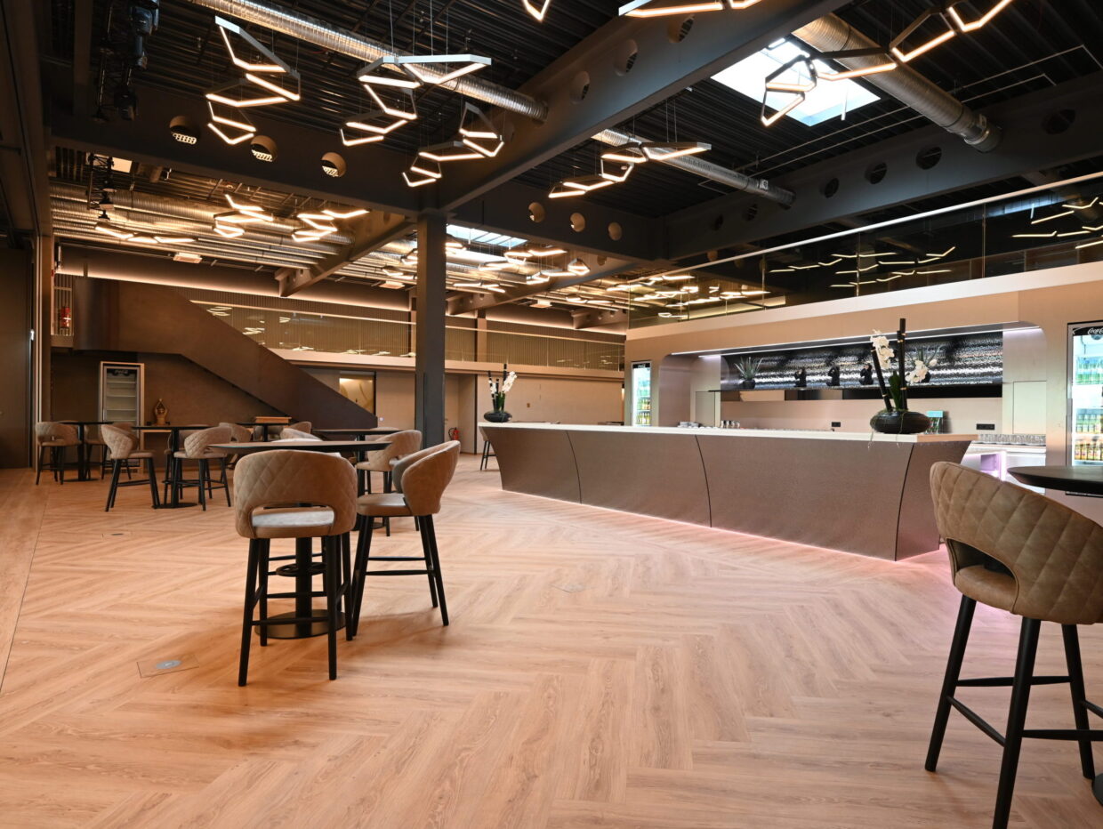 Moderne Lounge mit stilvoller Bar und Beleuchtung