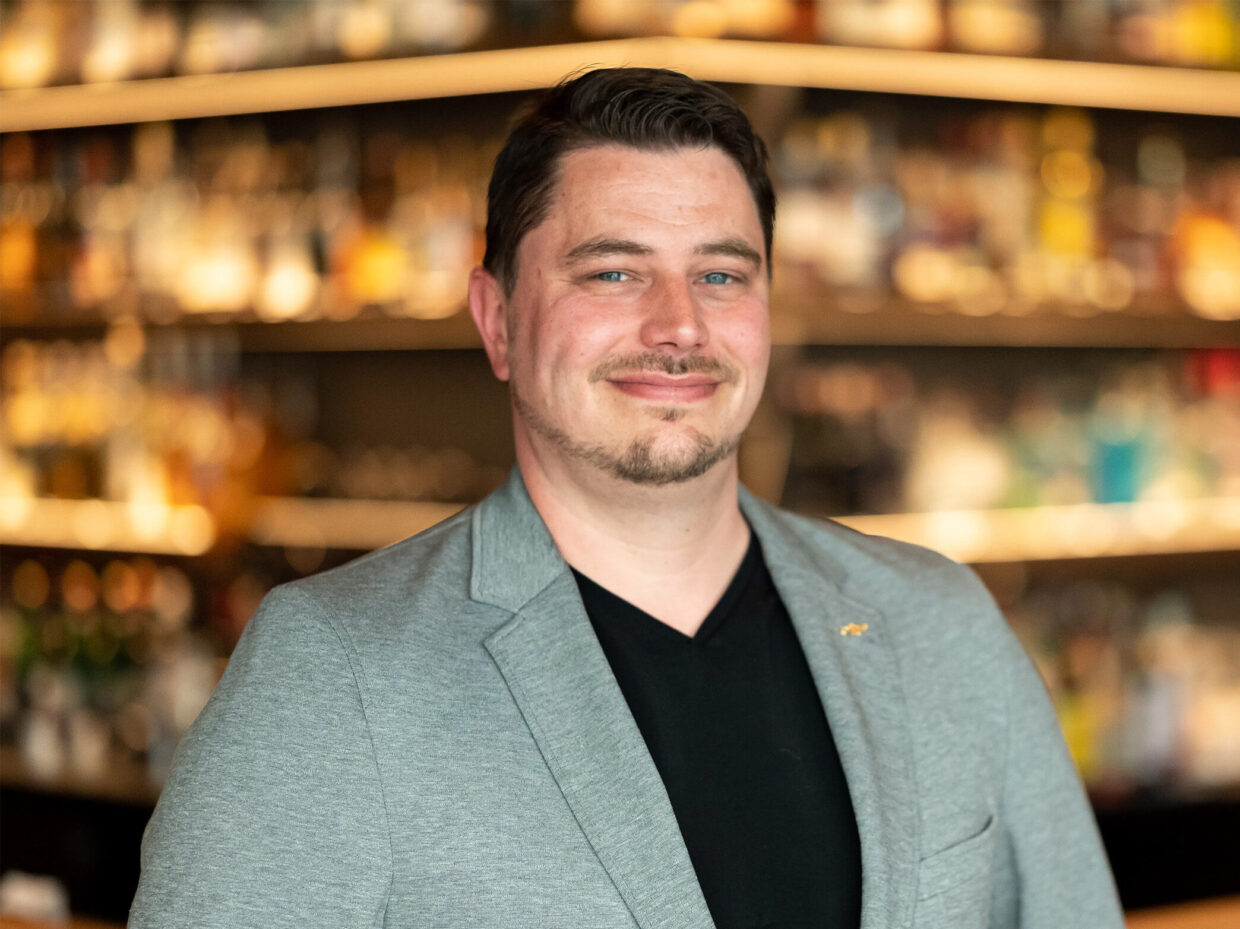 Mann lächelt in einer Bar