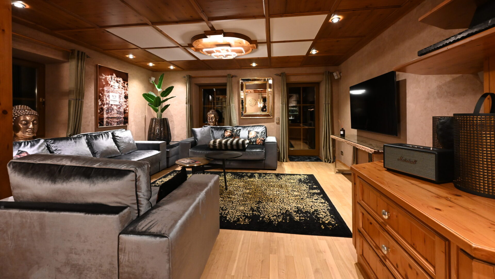 meiser spa resort chalet kitzbuehl grand lodge wohnbereich bei nacht nahe dinkelsbuehl hero