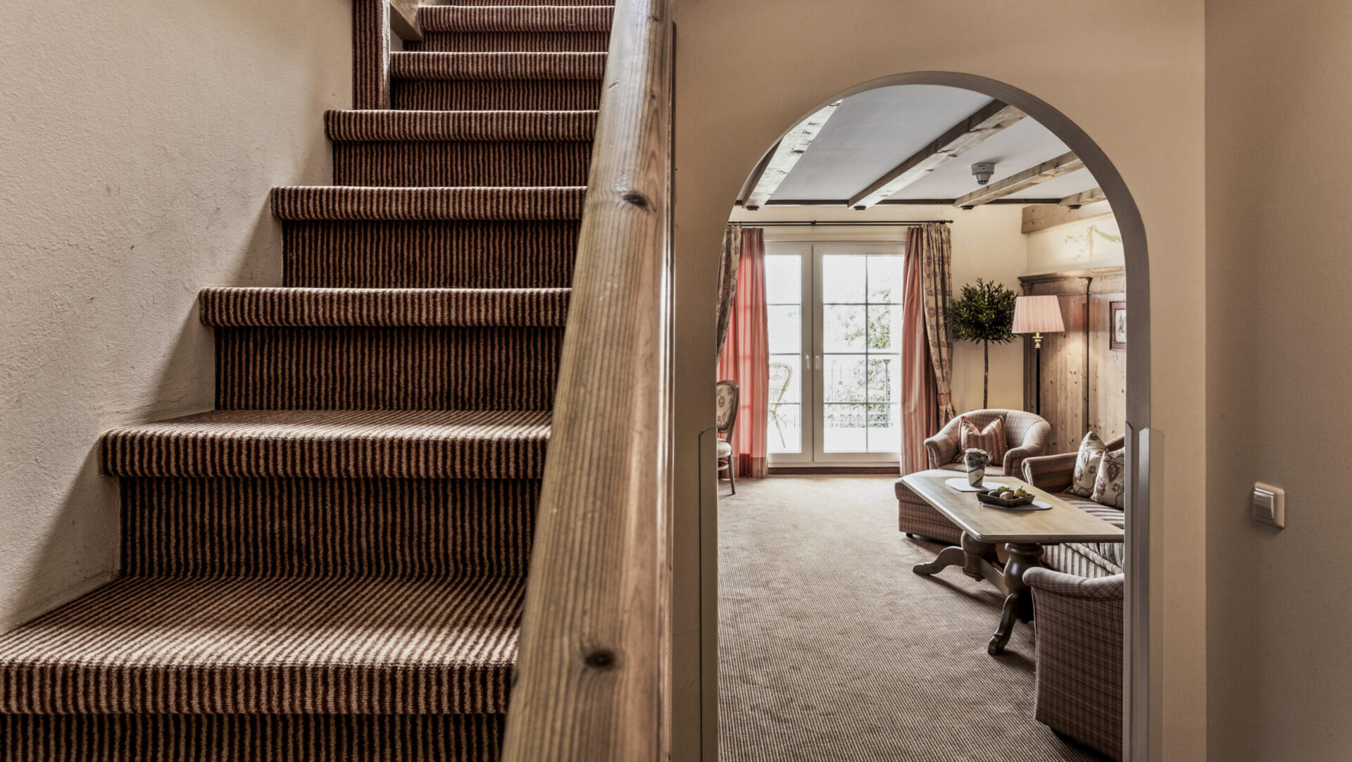 premium suite mit balkon meiser spa resort treppenaufgang nahe dinkelsbuehl hero