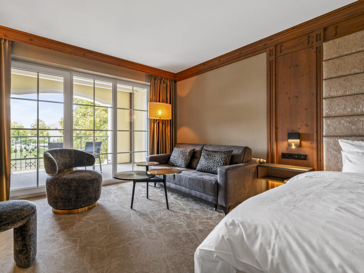 Hotelzimmer mit Balkon und Wohnzimmerbereich