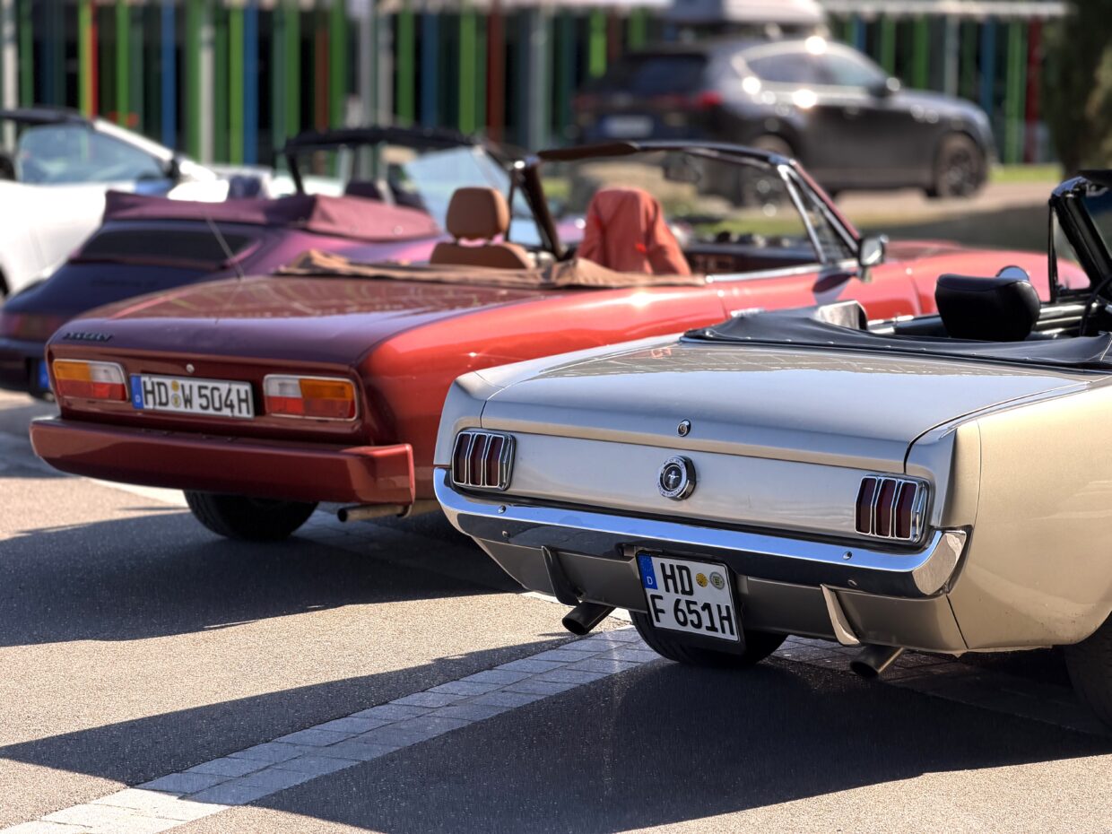 Zwei klassische Cabriolets auf Parkplatz