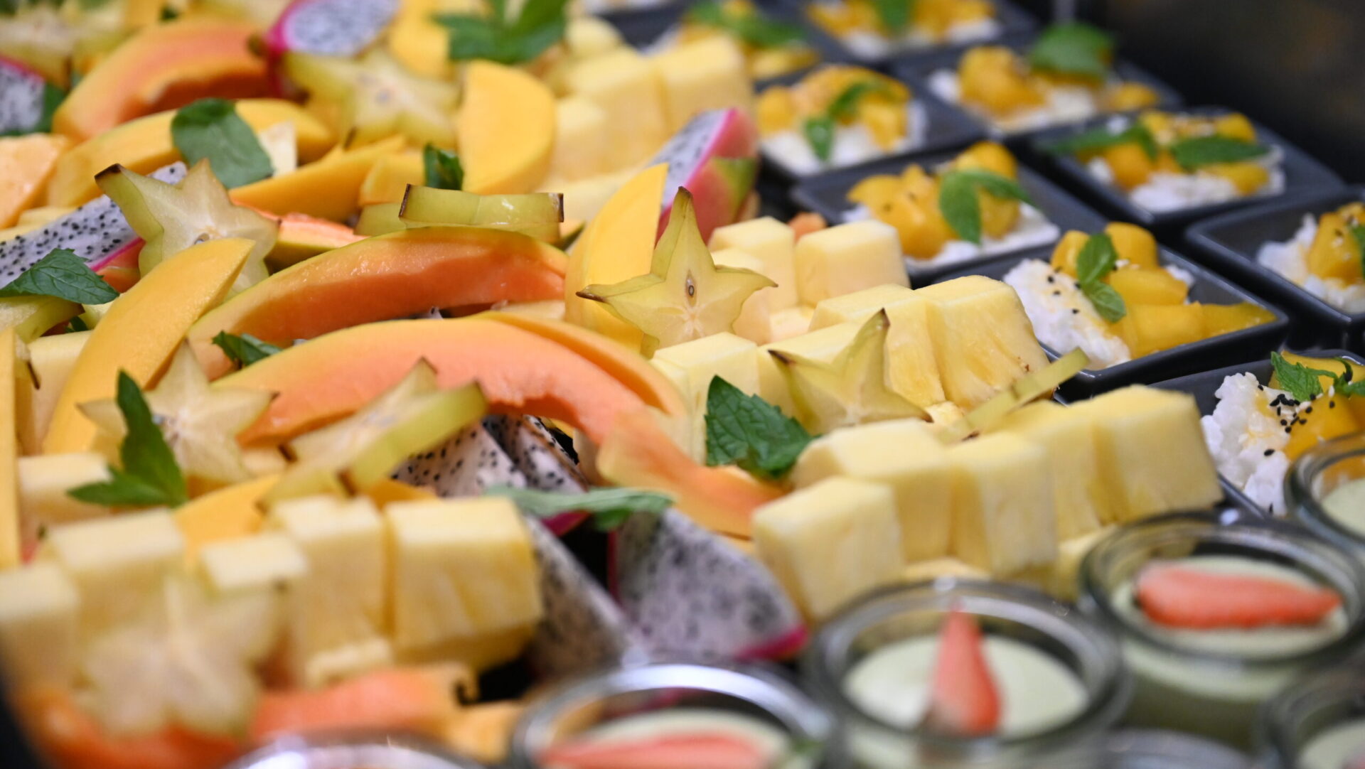 Frische tropische Früchte auf Platte serviert