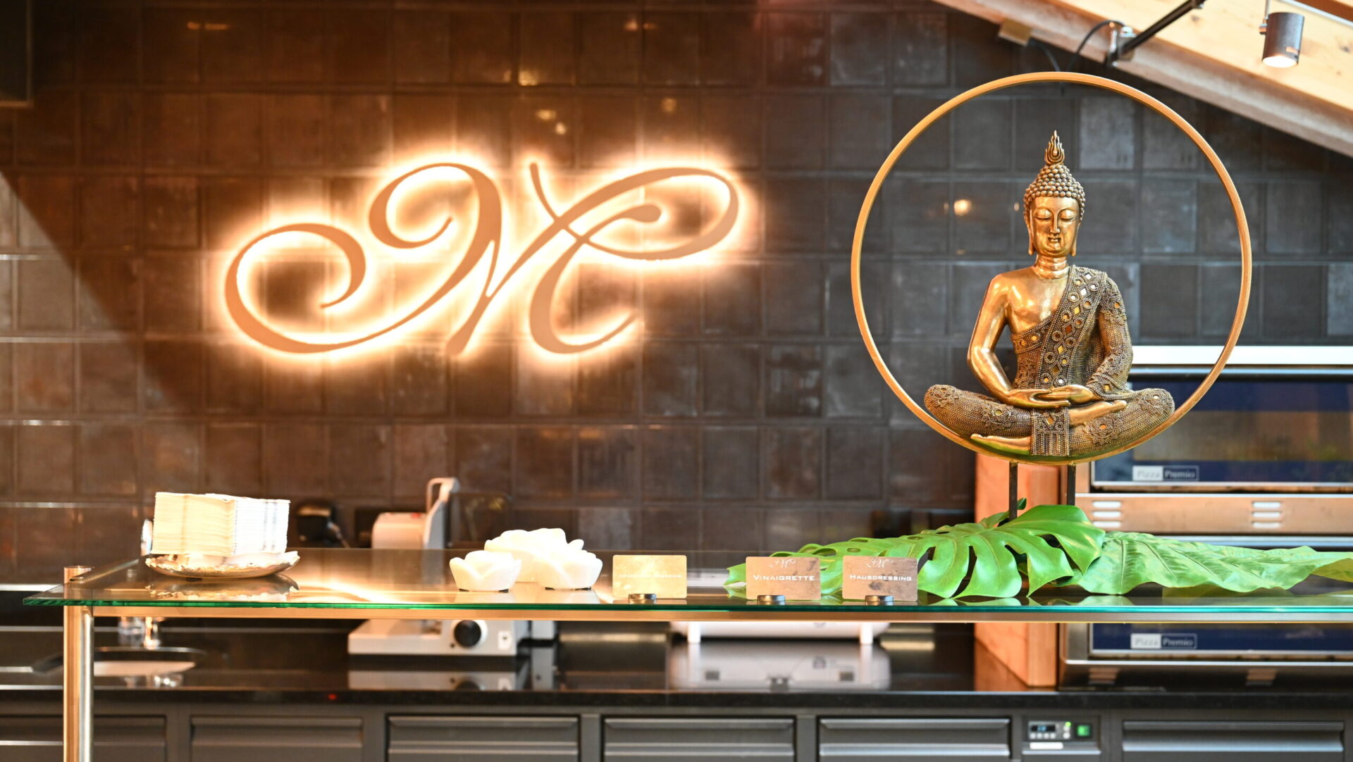 Buddha-Statue in modernem Restaurantambiente