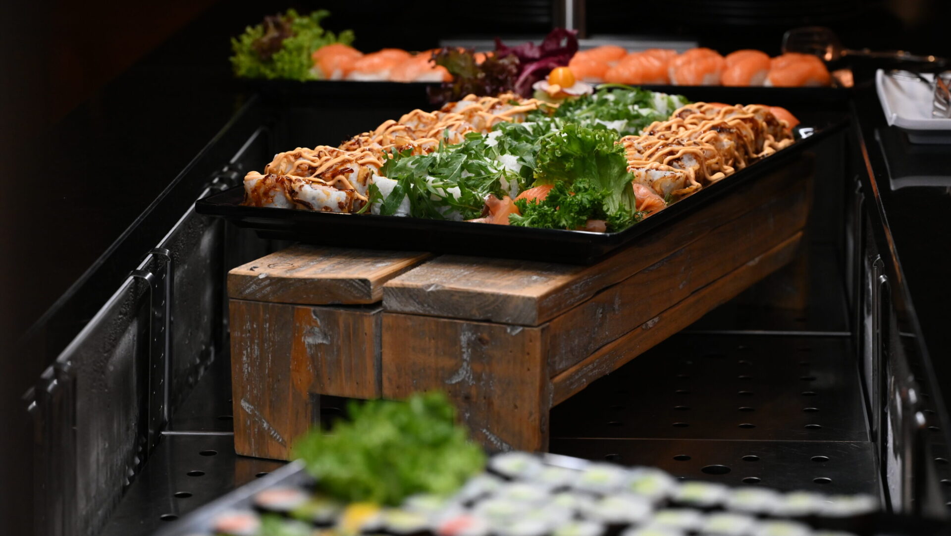 Buffet mit Sushi-Rollen und Salatgarniere