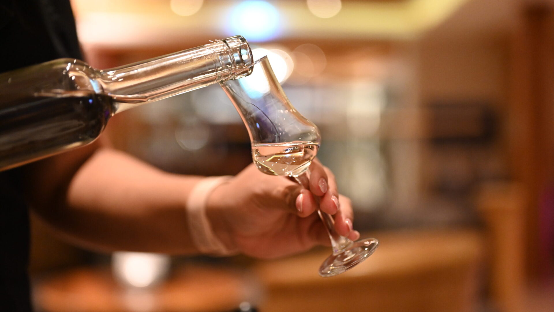 Wein wird in ein Glas eingegossen, Nahaufnahme.