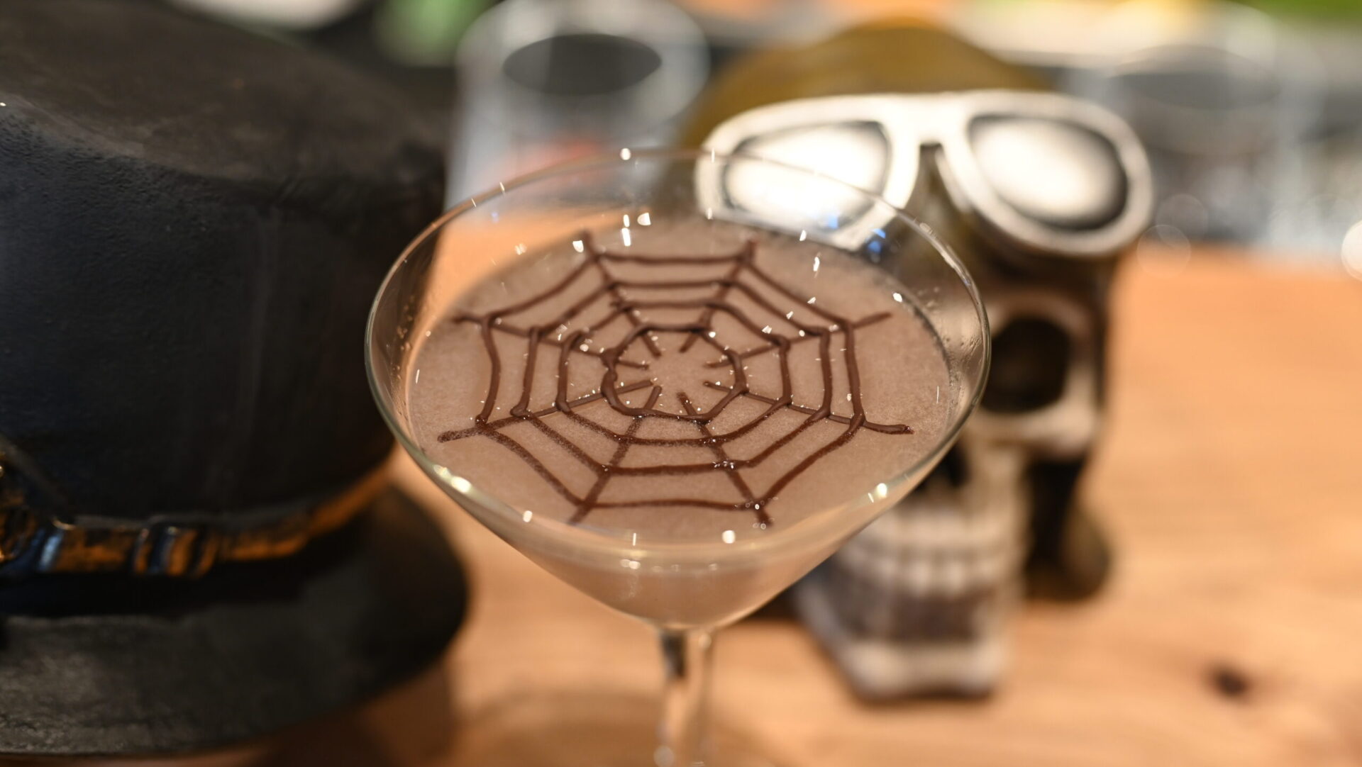 Cocktail mit Spinnennetz-Dekoration und Totenkopf