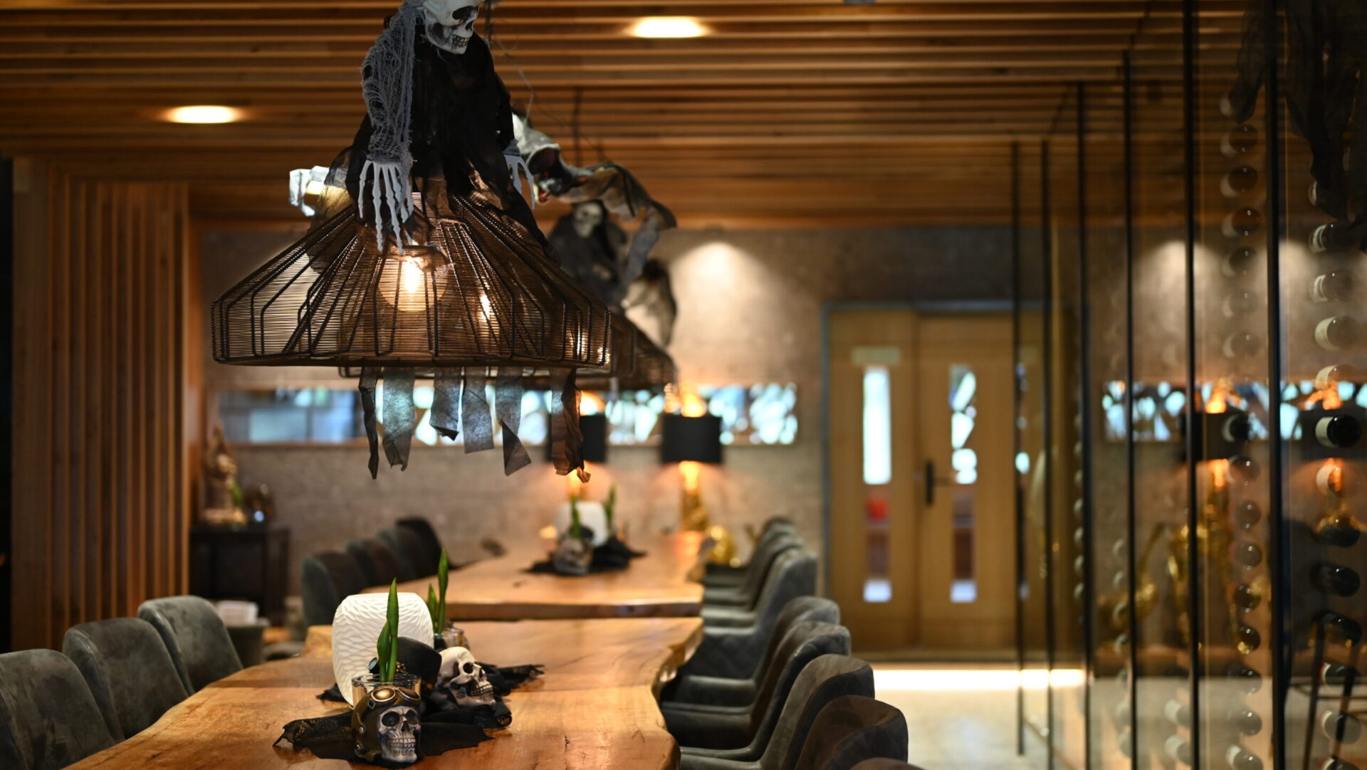 Halloween-Dekoration mit Skelett in Restaurant-Interieur