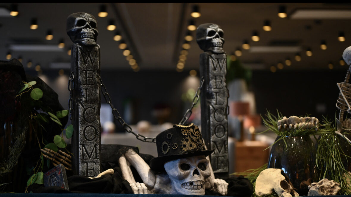 Halloween Dekoration mit Skelett und Schädeln