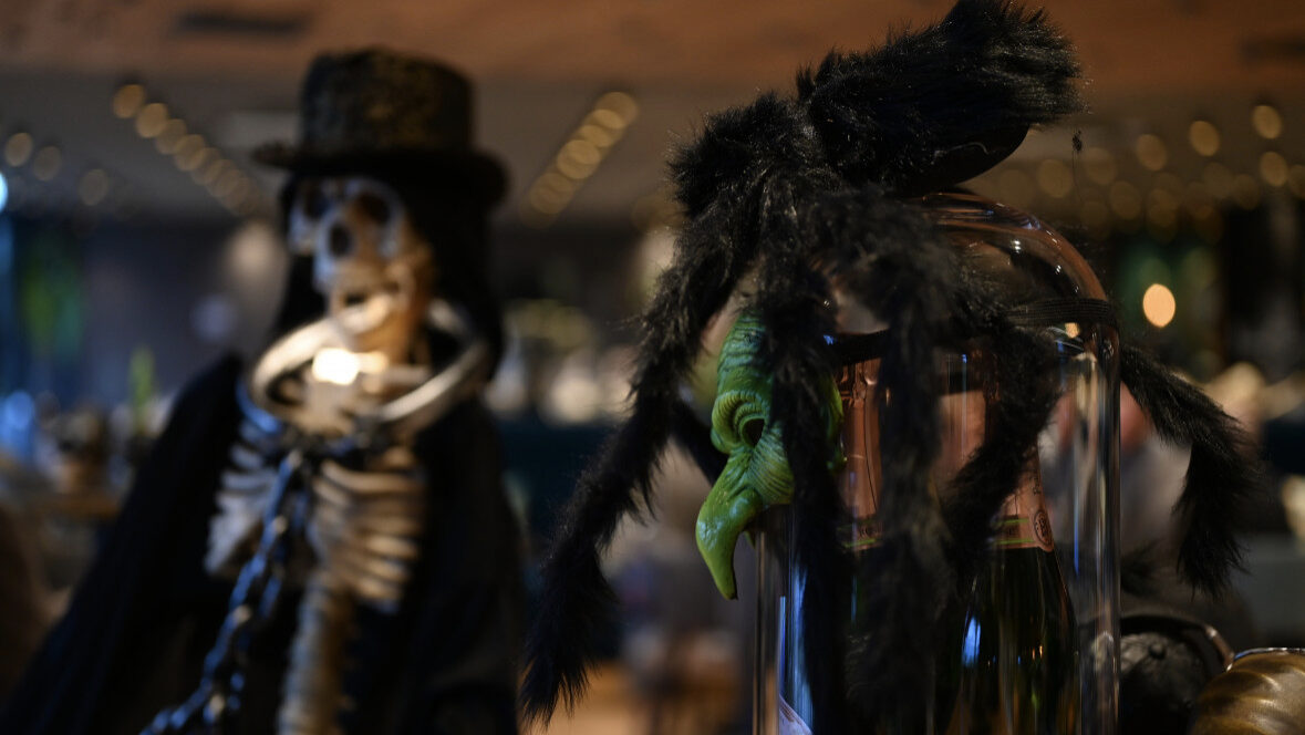 Halloween-Dekoration mit Skelett und Hexe im Restaurant.