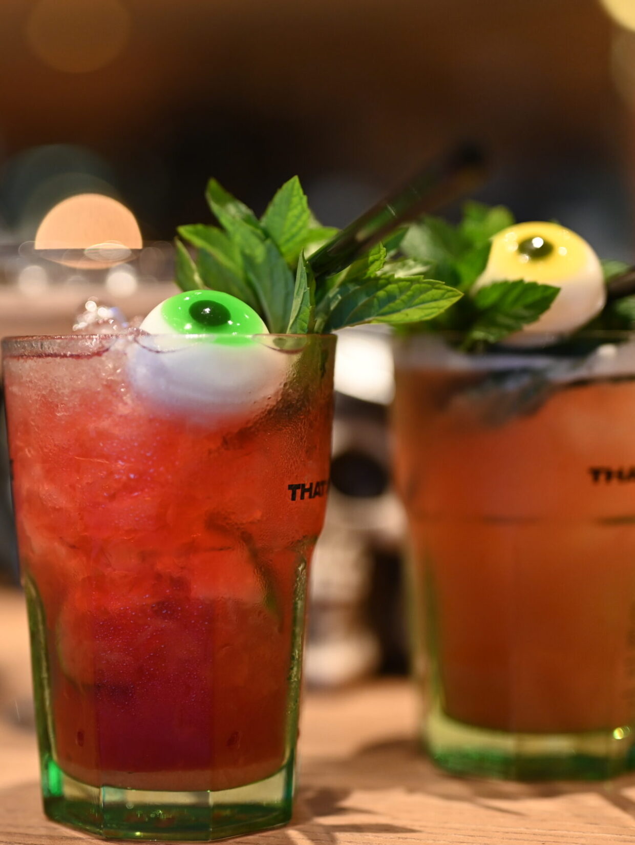 Halloween-Cocktails mit falschen Augen und Totenkopf-Dekor