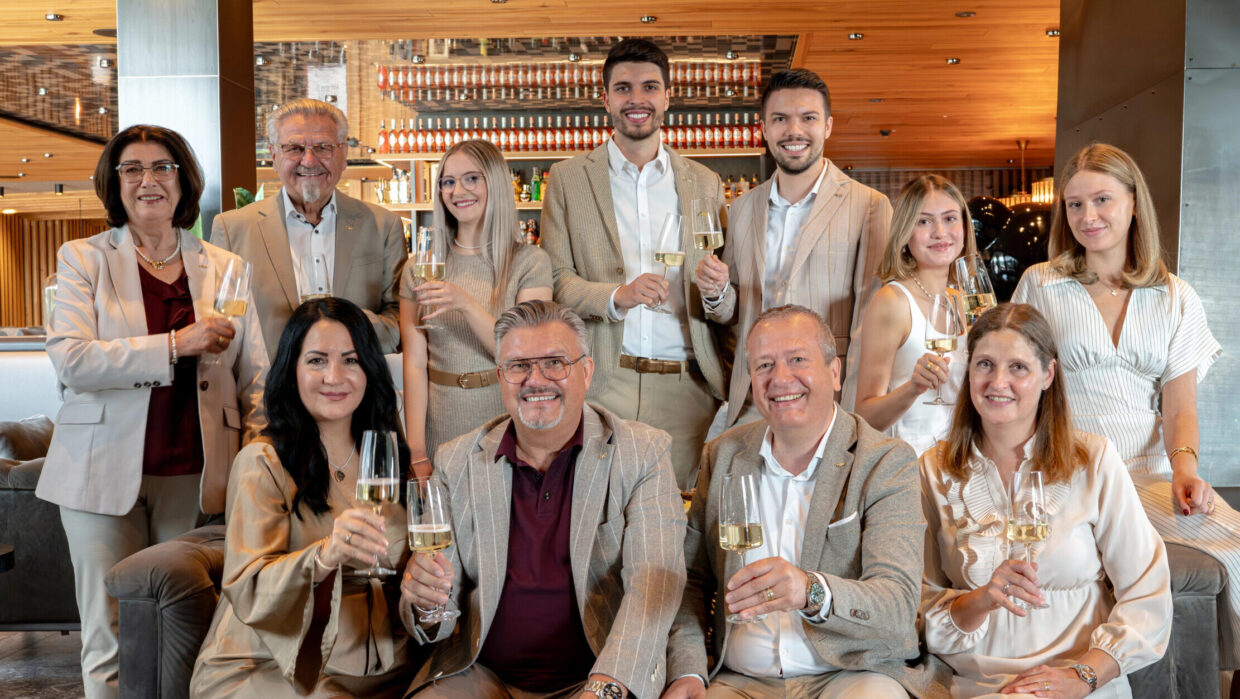 Gruppe bei festlichem Anlass mit Sektgläsern.