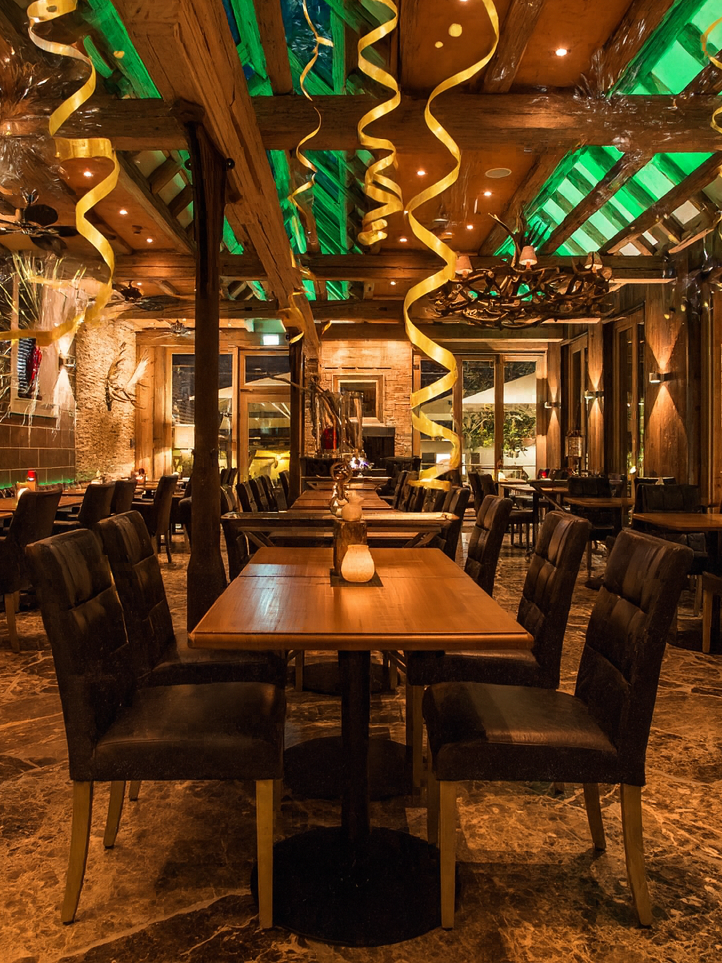 Festlich dekoriertes Restaurant mit Tischen und Sesseln.