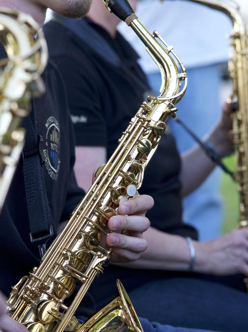 Musiker spielt Saxophon im Freien