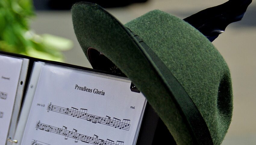 Notenständer mit Preußens Gloria und grünem Hut