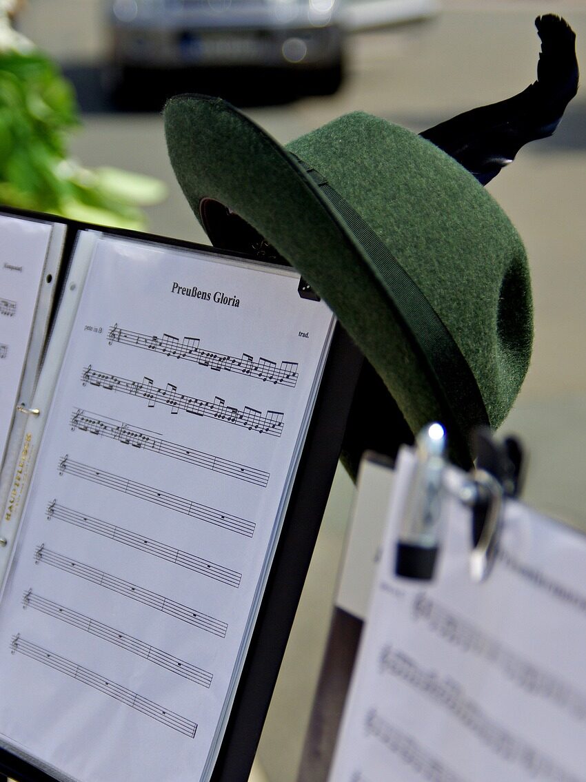 Notenständer mit Trachtenhut und Partitur 'Preußens Gloria'.