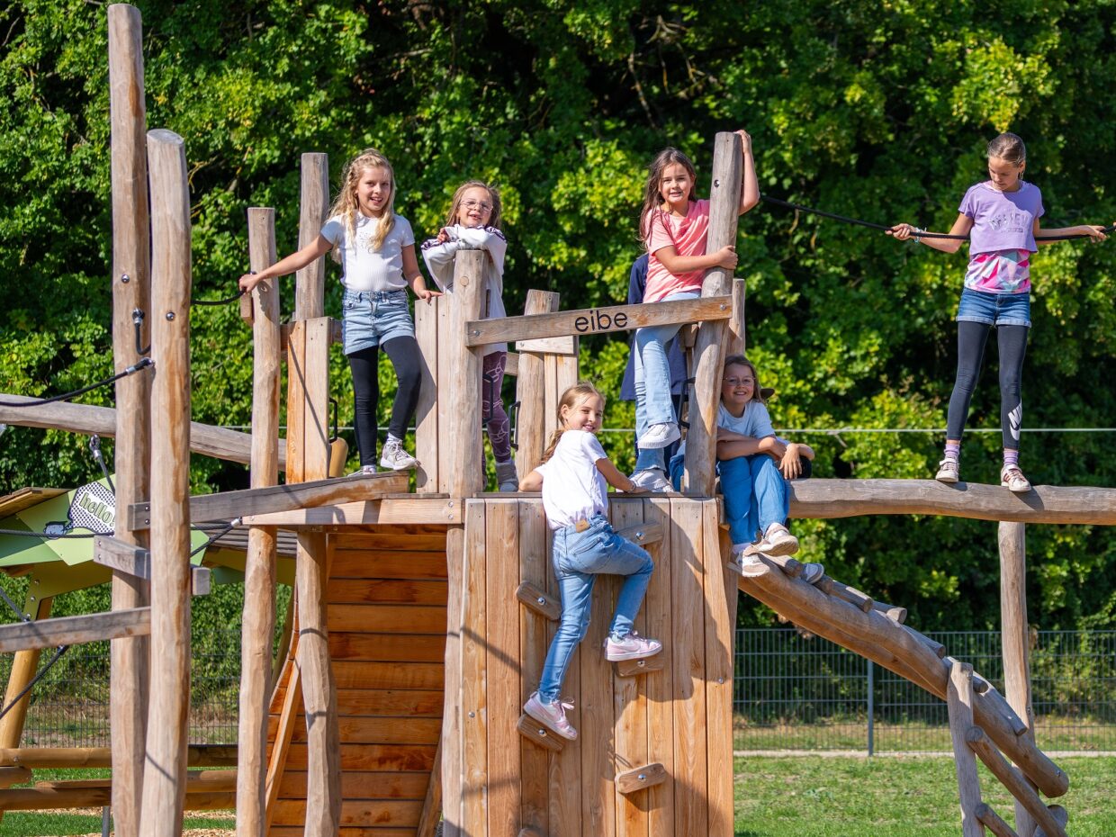 Spielplatz der Riesen mit Kindern auf Klettergerüst in Fichtenau