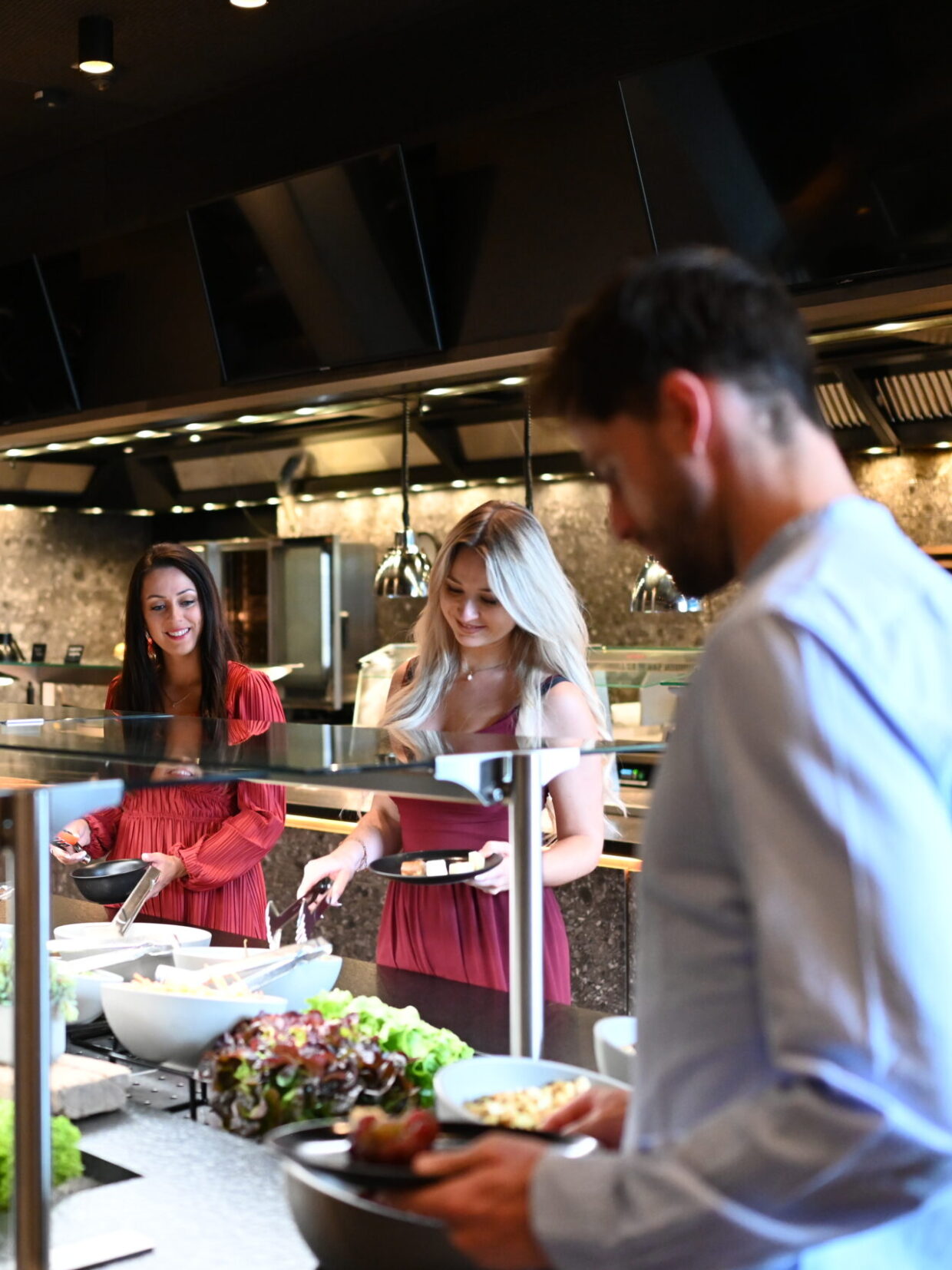 Menschen beim Buffet in modernem Restaurant