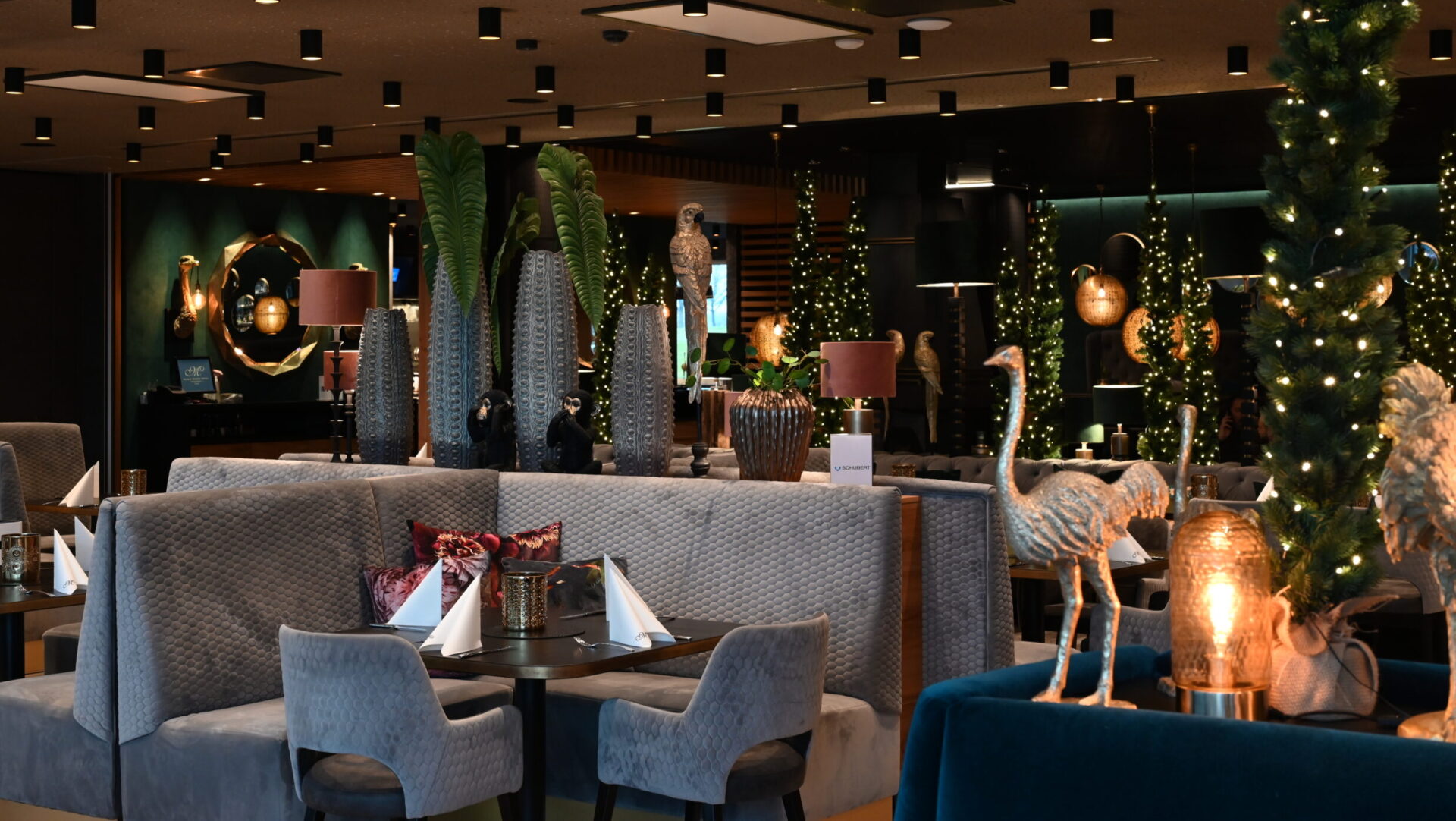 Modernes Restaurant mit gemütlicher Dekoration und Beleuchtung.