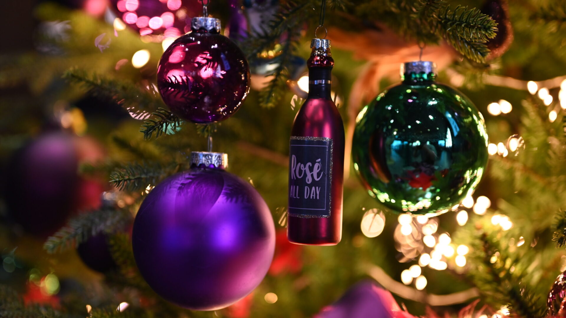 Weihnachtsbaum mit lilafarbenen Kugeln und Lichtern