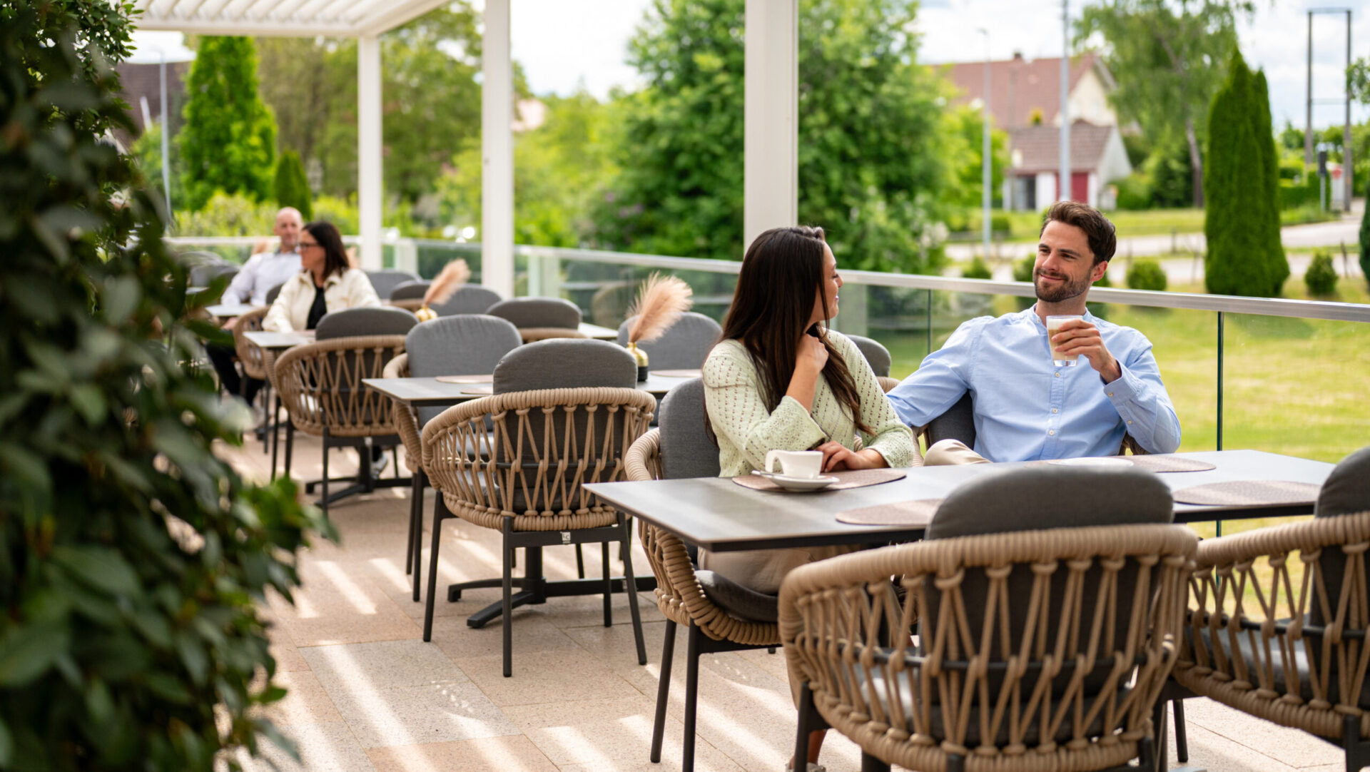 meiser spa resort sonnenterrasse sonne geniessen paar trinkt kaffee nahe dinkelsbuehl hero