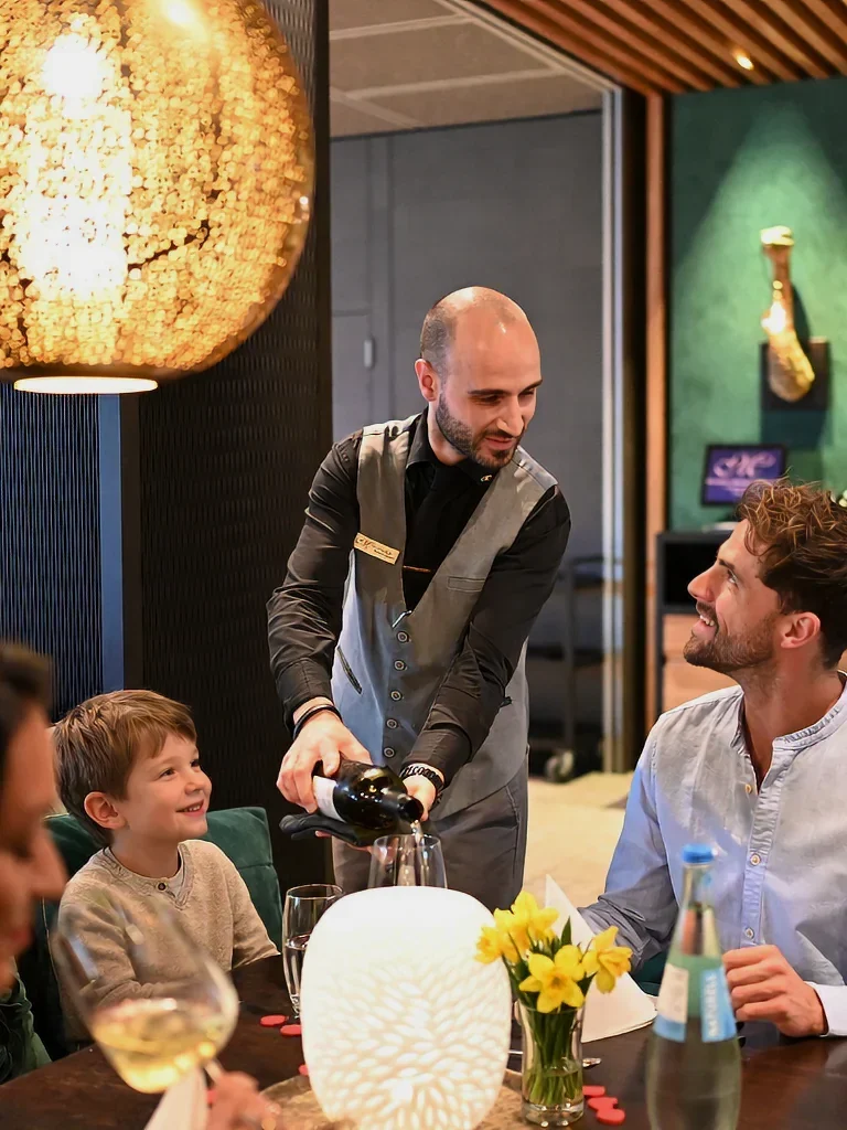 meiser design hotel ostern glueckliche familie essen am tisch hoch new upload