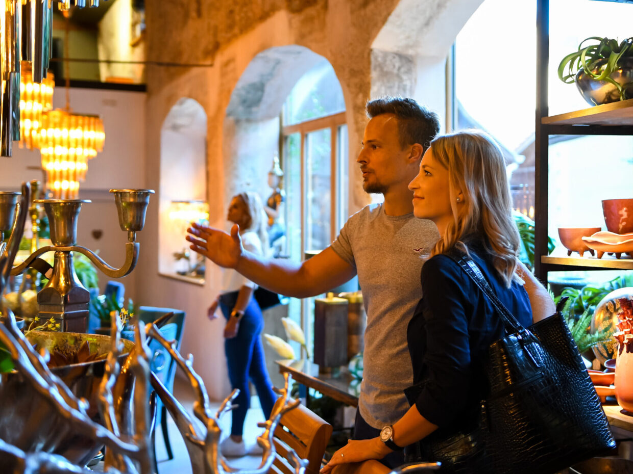 lieblingsstücke shop in dinkelsbühl altstadt paar dekoration quer