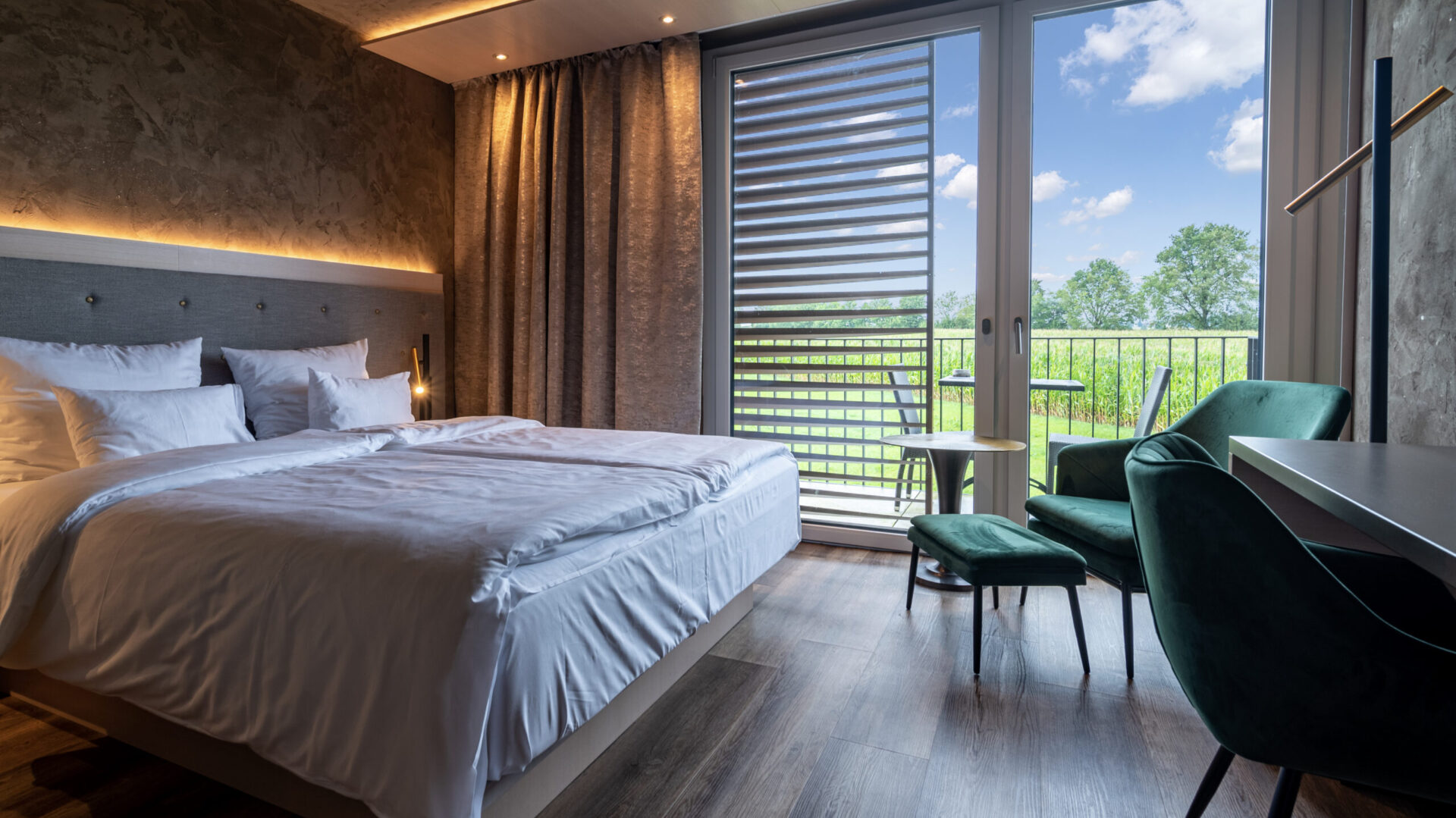 meiser design hotel comfort zimmer mit balkon hauptbild uebernachtung bett balkon dinkelsbuehl hero