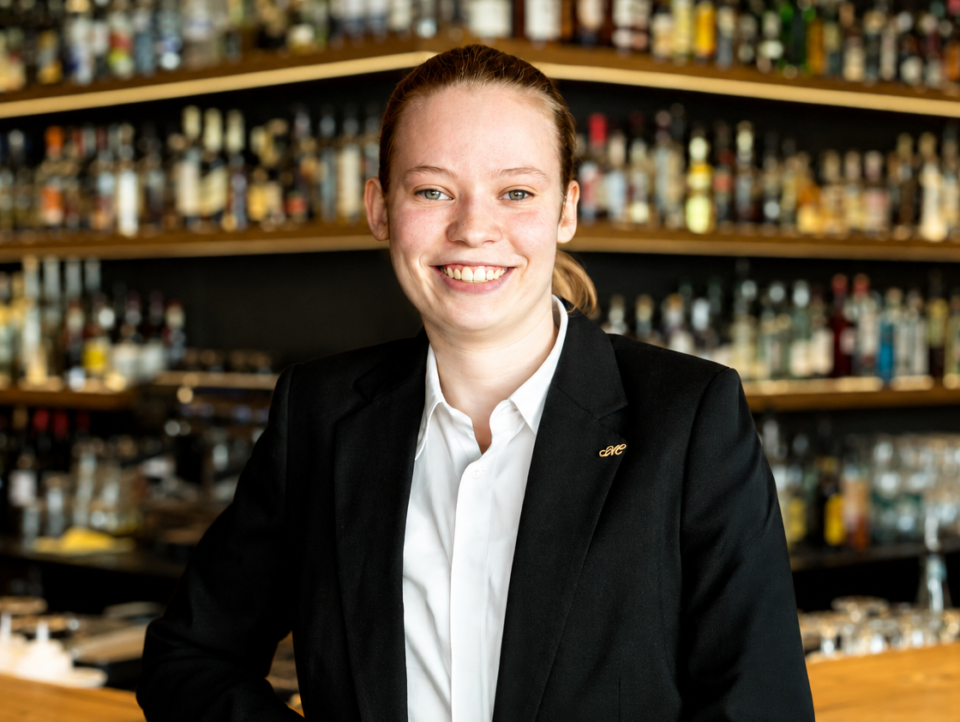 Frau in Anzug vor Barregal