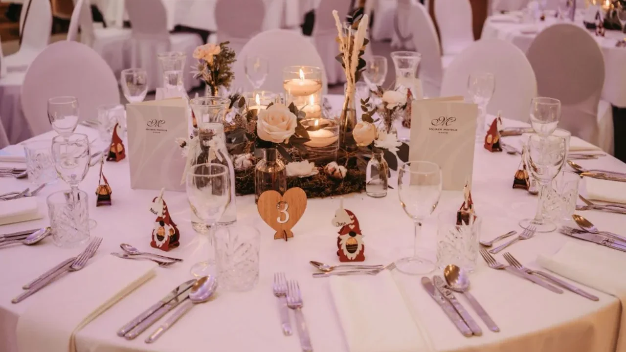 Elegante gedeckte Hochzeitstafel mit Kerzen.