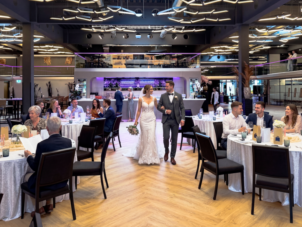meiser congress plaza hochzeit location brautpaar mit gaesten in dinkelsbuehl quer