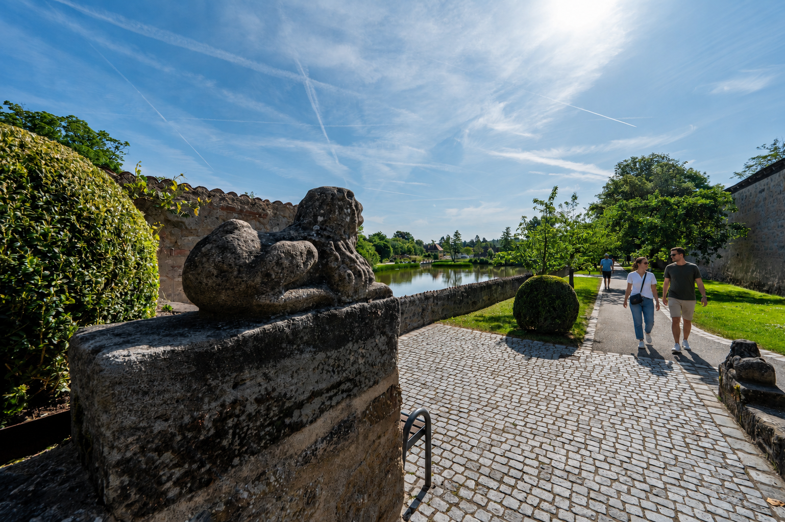meiser design hotel dinkelsbuehl stadtpark im sommer paar beim spazieren hero