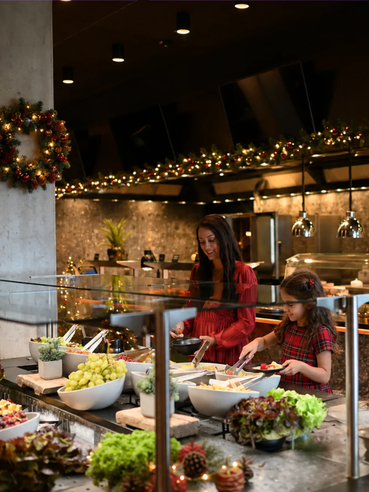 meiser design hotel buffet mit menschen weihnachtsbuffet open kitchen in dinkelsbuehl hoch