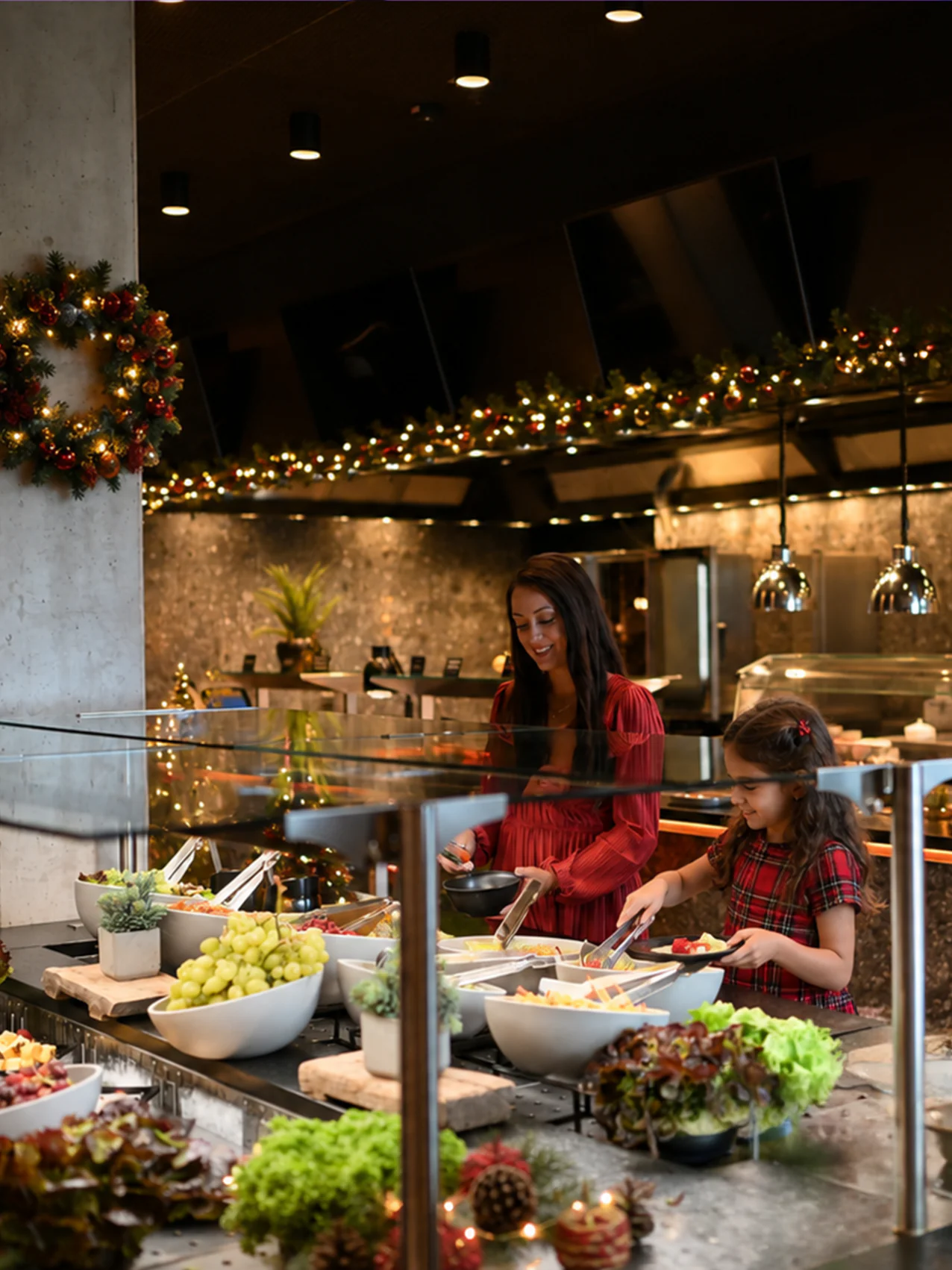 meiser design hotel buffet mit menschen weihnachtsbuffet open kitchen in dinkelsbuehl hero