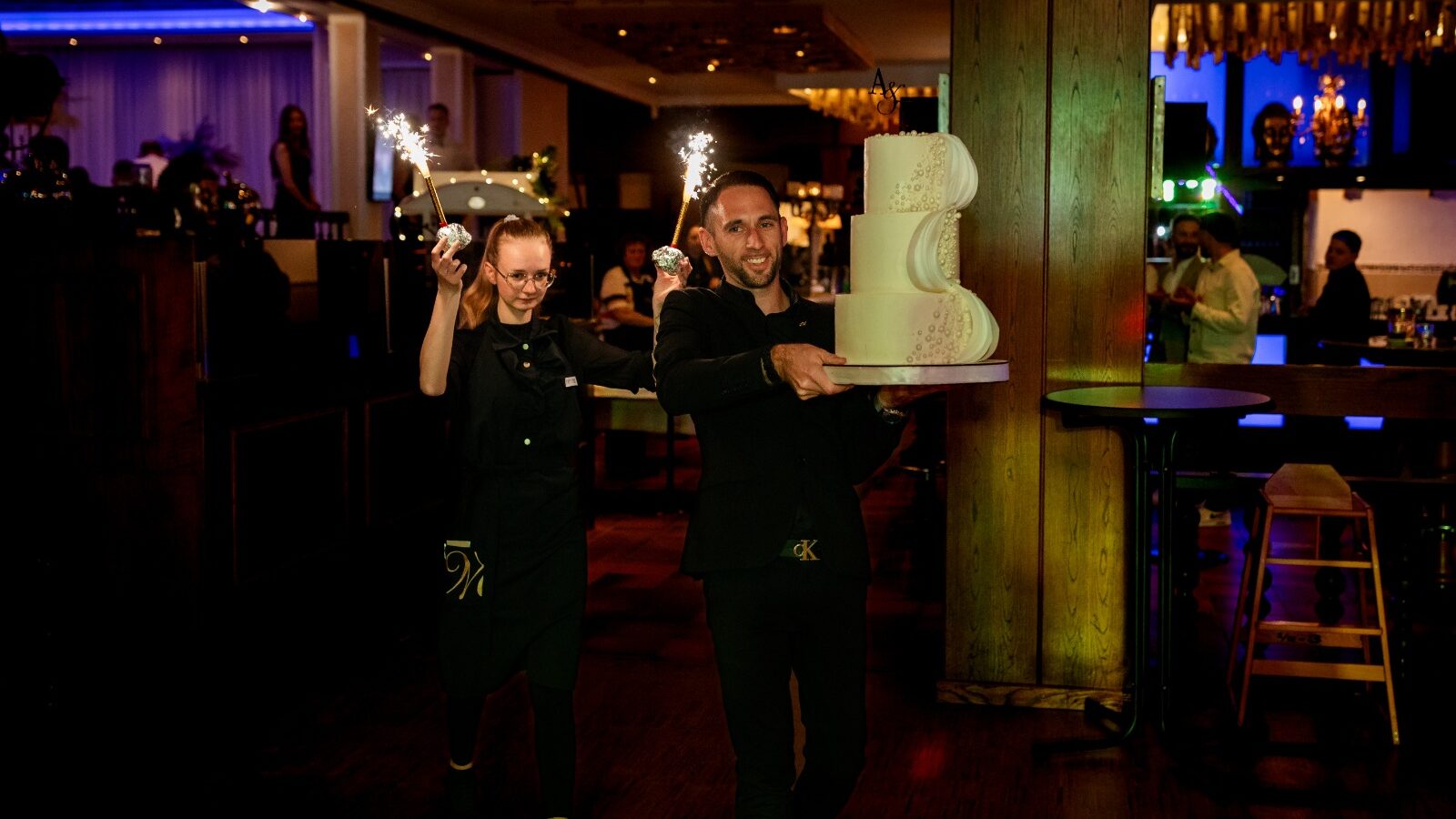 Personen mit funkelnder Torte in Restaurant